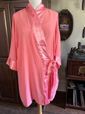 1999’s Victoria Secret OSFM Coral Women's Satin-Trim Crepe Pink Midi Robe